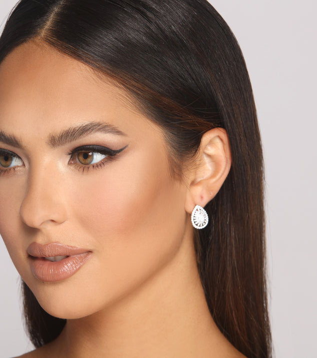 Cubic Zirconia Teardrop Rhinestone Studs is the perfect Homecoming look pick with on-trend details to make the 2023 HOCO dance your most memorable event yet!