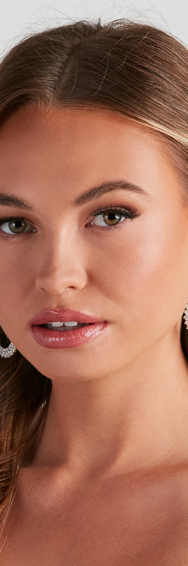 With Dazzle Queen Teardrop Rhinestone Earrings as your homecoming jewelry or accessories, your 2023 Homecoming dress look will be fire!