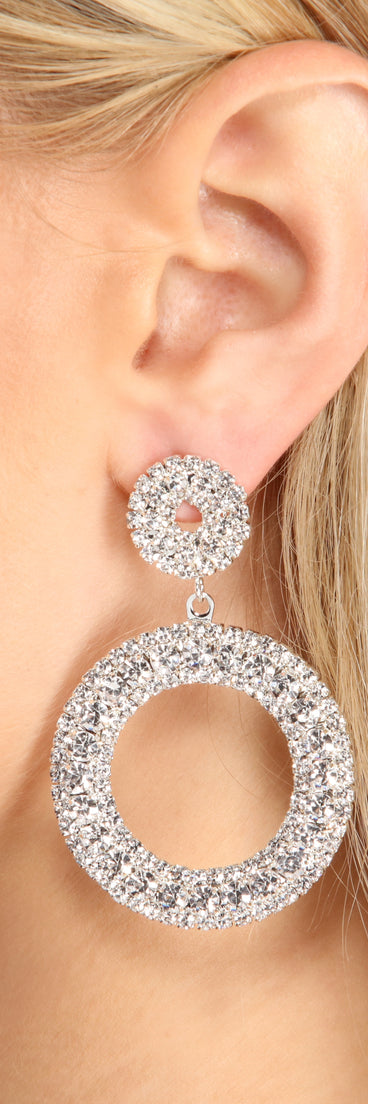 Make It Shine Silver Rhinestone Circular Drop Earrings is the perfect Homecoming look pick with on-trend details to make the 2023 HOCO dance your most memorable event yet!