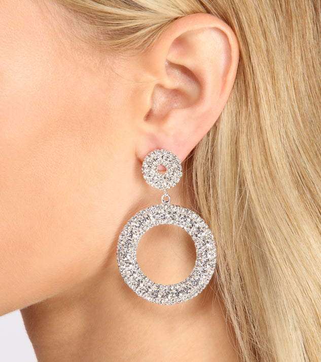 Make It Shine Silver Rhinestone Circular Drop Earrings is the perfect Homecoming look pick with on-trend details to make the 2023 HOCO dance your most memorable event yet!