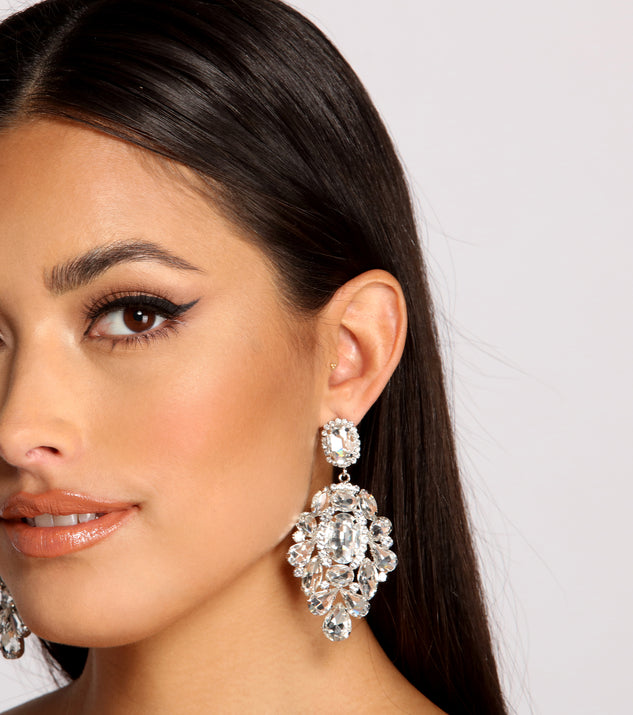 With Dazzling Moment Tear Drop Duster Earrings as your homecoming jewelry or accessories, your 2023 Homecoming dress look will be fire!