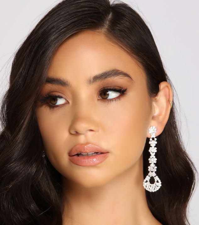 Floral Rhinestone Duster Earrings is the perfect Homecoming look pick with on-trend details to make the 2023 HOCO dance your most memorable event yet!