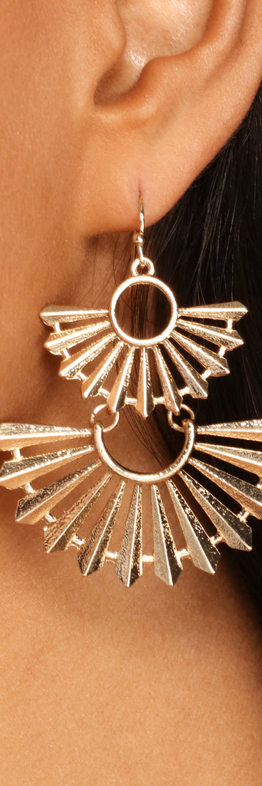Double Glamour Metal Fan Earrings is a trendy pick to create 2023 festival outfits, festival dresses, outfits for concerts or raves, and complete your best party outfits!