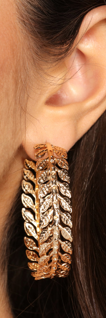 Goddess Vibes Textured Leaf Hoop Earrings is a trendy pick to create 2023 festival outfits, festival dresses, outfits for concerts or raves, and complete your best party outfits!