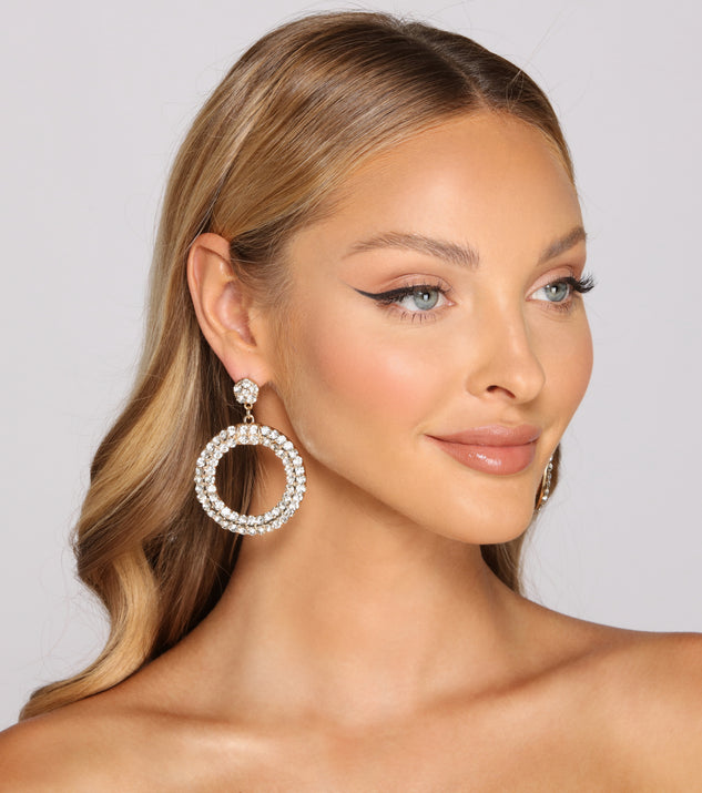 With Trendy Stunner Geometric Rhinestone Hoops as your homecoming jewelry or accessories, your 2023 Homecoming dress look will be fire!