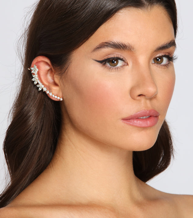 With Glam Girl Rhinestone Ear Crawler And Stud Set as your homecoming jewelry or accessories, your 2023 Homecoming dress look will be fire!