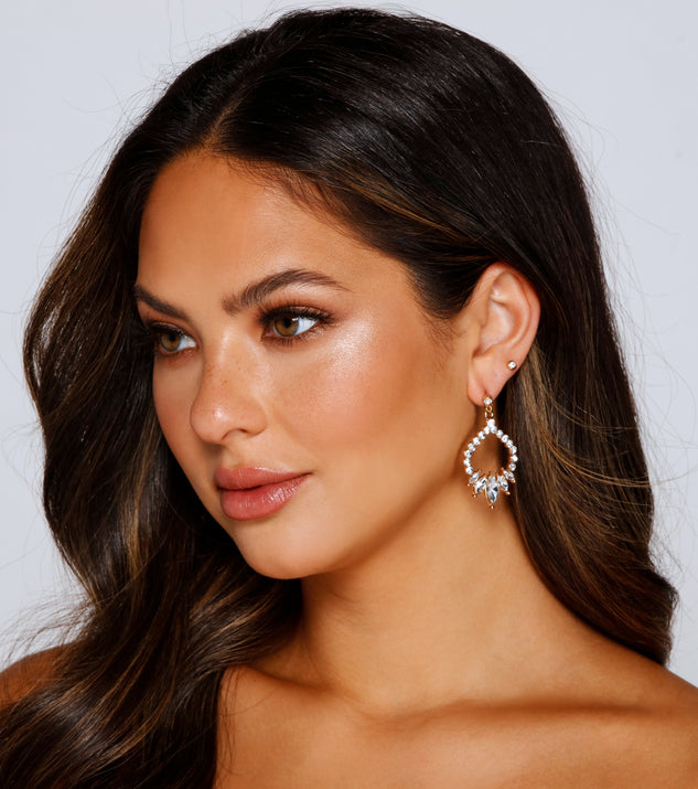 Timeless Elegance Rhinestone Earrings is the perfect Homecoming look pick with on-trend details to make the 2023 HOCO dance your most memorable event yet!