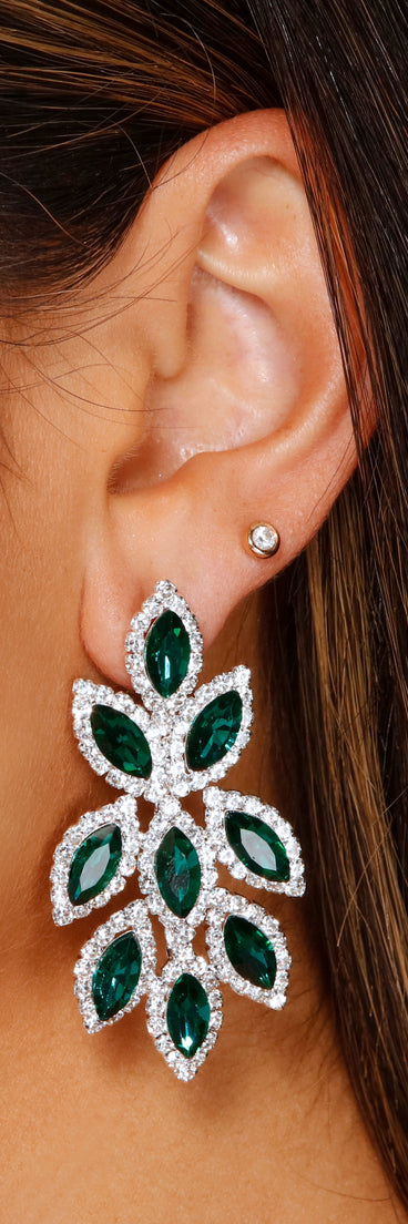 With Feeling Lucky Rhinestone Leaf Duster Earrings as your homecoming jewelry or accessories, your 2023 Homecoming dress look will be fire!