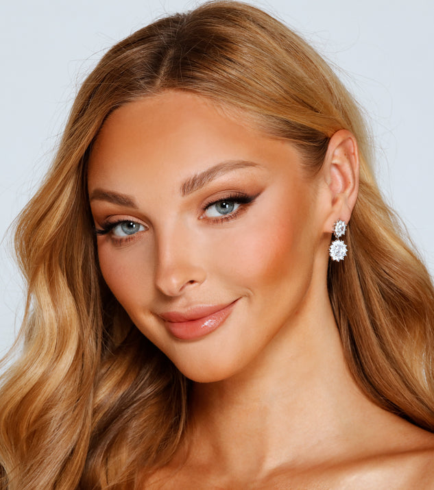 Glam It Up Starburst Rhinestone Studs is the perfect Homecoming look pick with on-trend details to make the 2023 HOCO dance your most memorable event yet!