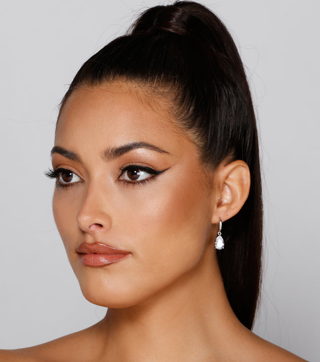With Stunning Diva Cubic Zirconia Teardrop Earrings as your homecoming jewelry or accessories, your 2023 Homecoming dress look will be fire!