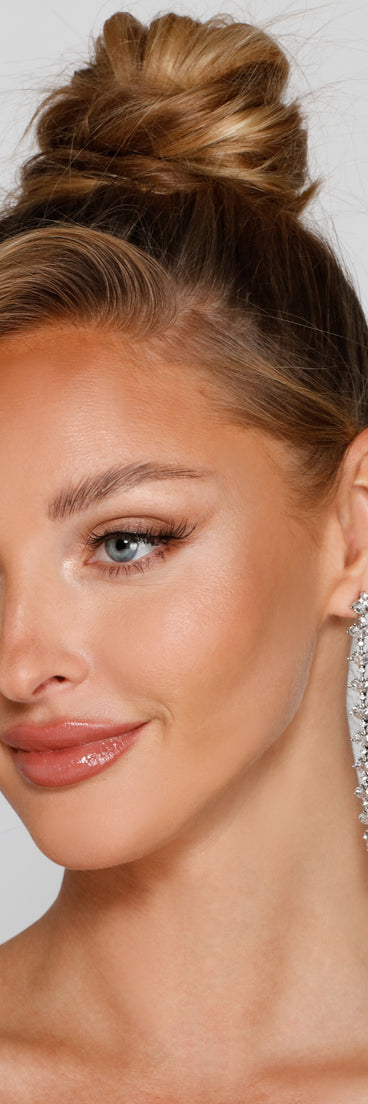 Effortlessly Pretty Dainty Linear Earrings is the perfect Homecoming look pick with on-trend details to make the 2023 HOCO dance your most memorable event yet!