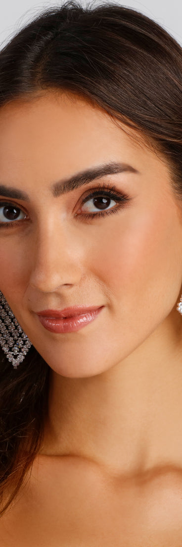 Dreamy Luxe Rhinestone Kite Earrings is the perfect Homecoming look pick with on-trend details to make the 2023 HOCO dance your most memorable event yet!