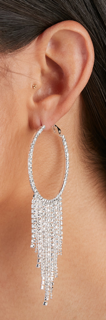 Alluring Glamour Fringe Hoop Earrings is the perfect Homecoming look pick with on-trend details to make the 2023 HOCO dance your most memorable event yet!