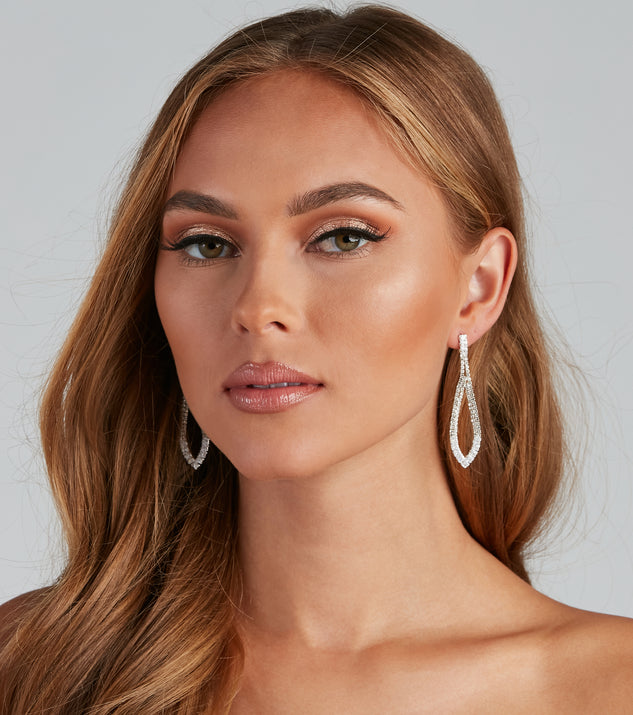 With Luxe Statements Teardrop Duster Earrings as your homecoming jewelry or accessories, your 2023 Homecoming dress look will be fire!