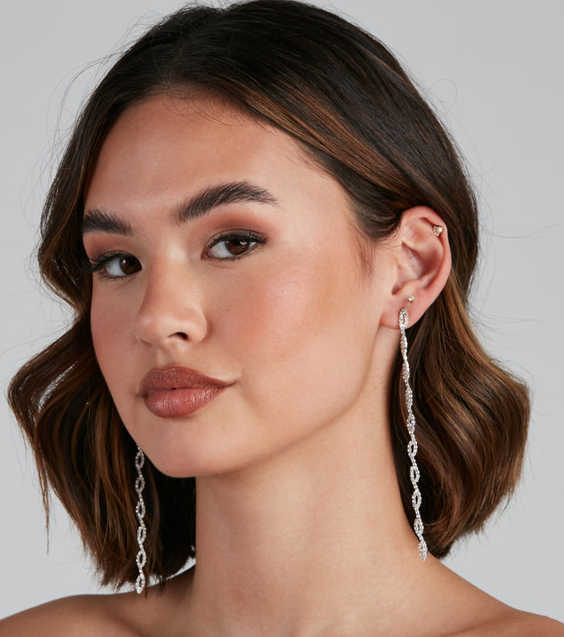 Dainty Chic Teardrop Linear Earrings is the perfect Homecoming look pick with on-trend details to make the 2023 HOCO dance your most memorable event yet!