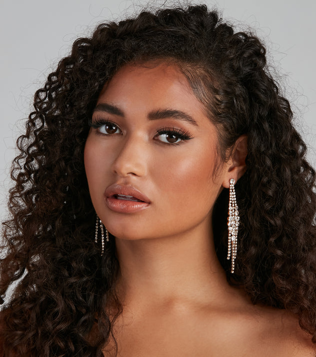 So Gatsby Linear Chandelier Earrings is the perfect Homecoming look pick with on-trend details to make the 2023 HOCO dance your most memorable event yet!