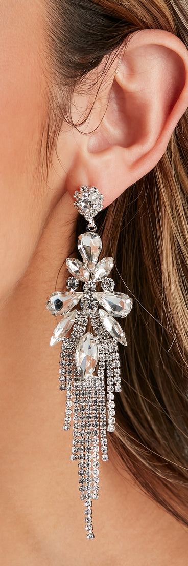 With Dreamy Glam Teardrop Fringe Earrings as your homecoming jewelry or accessories, your 2023 Homecoming dress look will be fire!