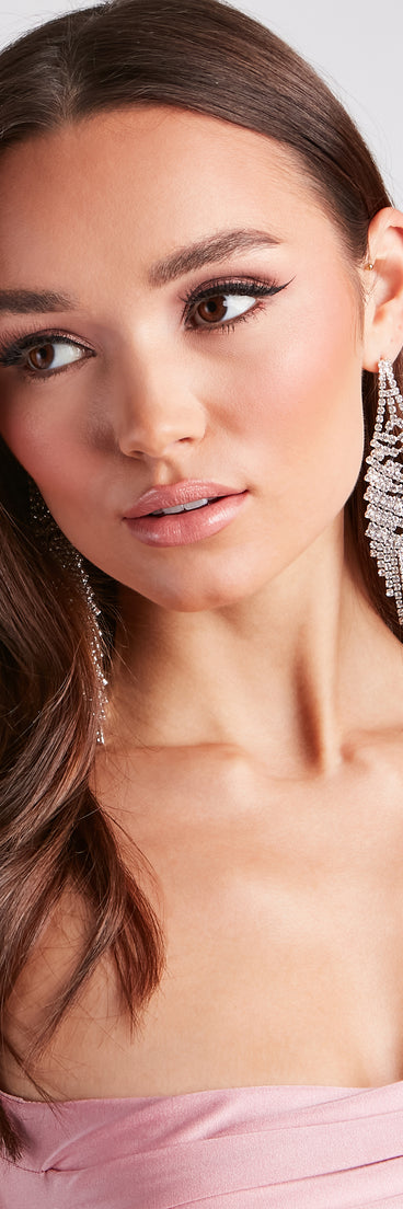 With Drama Lover Rhinestone Chandelier Earrings as your homecoming jewelry or accessories, your 2023 Homecoming dress look will be fire!