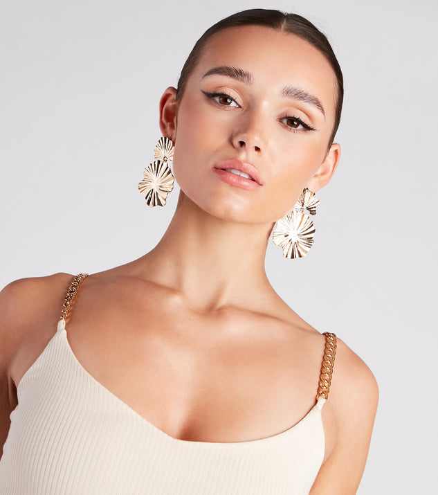 Glamorous And Bold Flower Statement Earrings is a fire pick to create 2023 festival outfits, concert dresses, outfits for raves, or to complete your best party outfits or clubwear!