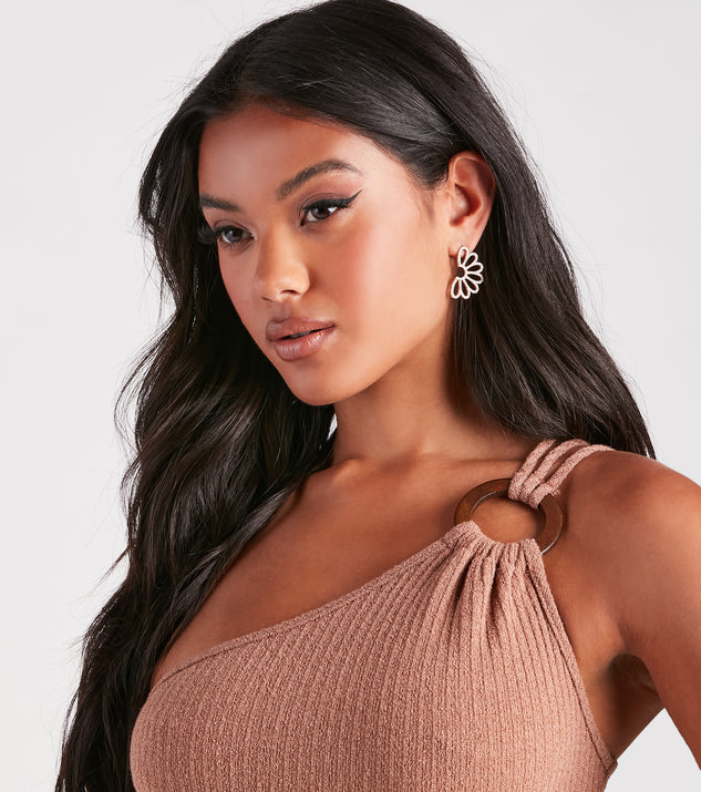 With Pretty Details Rhinestone Flower Earrings as your homecoming jewelry or accessories, your 2023 Homecoming dress look will be fire!