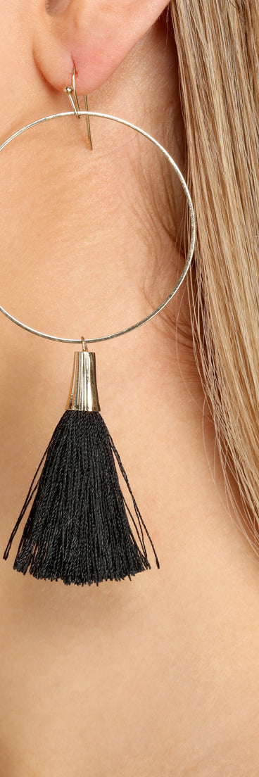 Tassel On Hoops is a trendy pick to create 2023 festival outfits, festival dresses, outfits for concerts or raves, and complete your best party outfits!