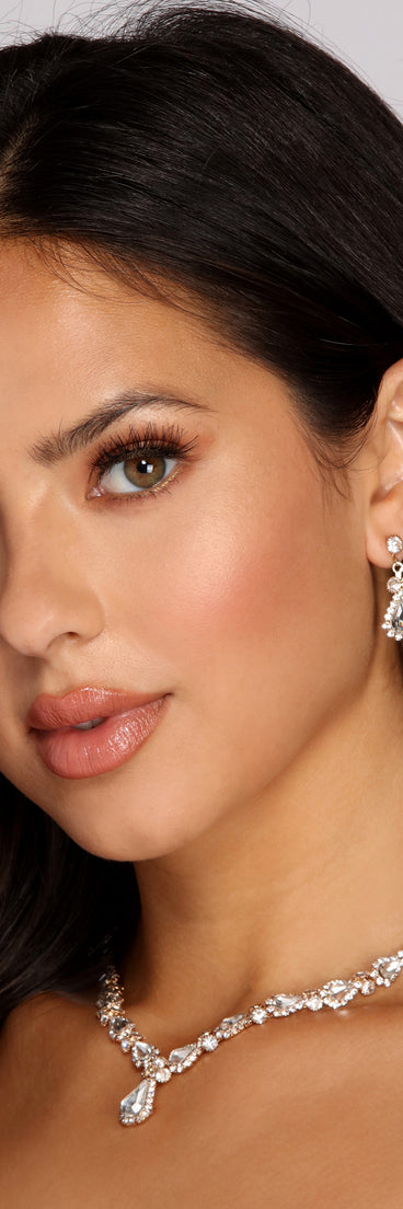 Rhinestone Teardrop Necklace And Dusters is the perfect Homecoming look pick with on-trend details to make the 2023 HOCO dance your most memorable event yet!