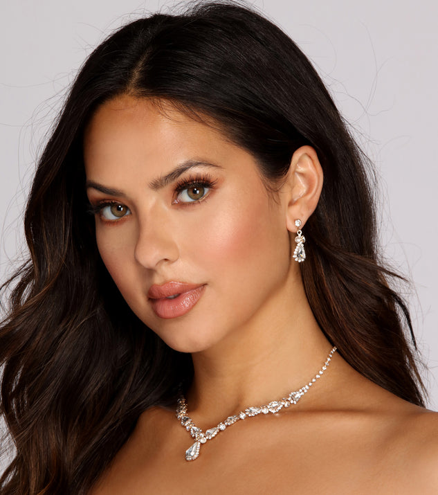 Rhinestone Teardrop Necklace And Dusters is the perfect Homecoming look pick with on-trend details to make the 2023 HOCO dance your most memorable event yet!