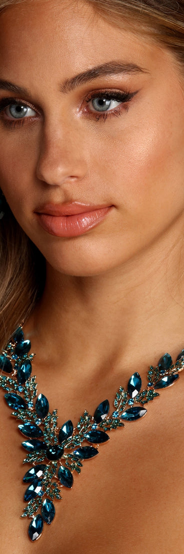 Gemstone Statement Necklace And Earring Set is the perfect Homecoming look pick with on-trend details to make the 2023 HOCO dance your most memorable event yet!