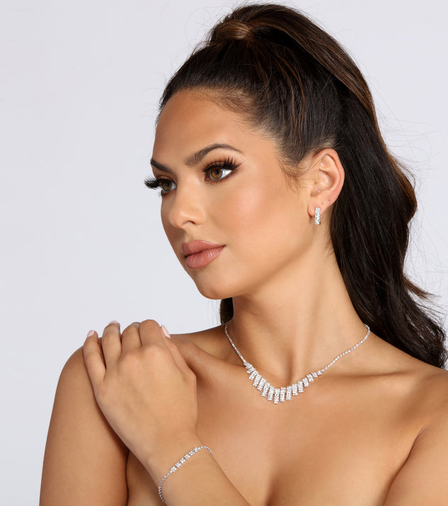 Mesmerizing Rhinestone Collar And Bracelet Set is the perfect Homecoming look pick with on-trend details to make the 2023 HOCO dance your most memorable event yet!