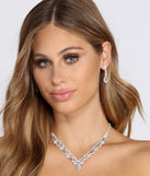 Teardrop Collar Necklace Set is the perfect Homecoming look pick with on-trend details to make the 2023 HOCO dance your most memorable event yet!