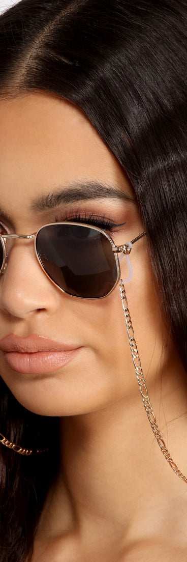 It's Chill Gold Sunglasses Chain is a trendy pick to create 2023 festival outfits, festival dresses, outfits for concerts or raves, and complete your best party outfits!