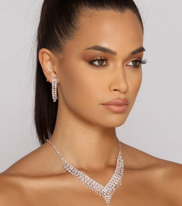 With Fringe Rhinestone Necklace Set as your homecoming jewelry or accessories, your 2023 Homecoming dress look will be fire!
