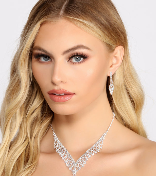 Rhinestone V Collar and Drop Earring Set is the perfect Homecoming look pick with on-trend details to make the 2023 HOCO dance your most memorable event yet!