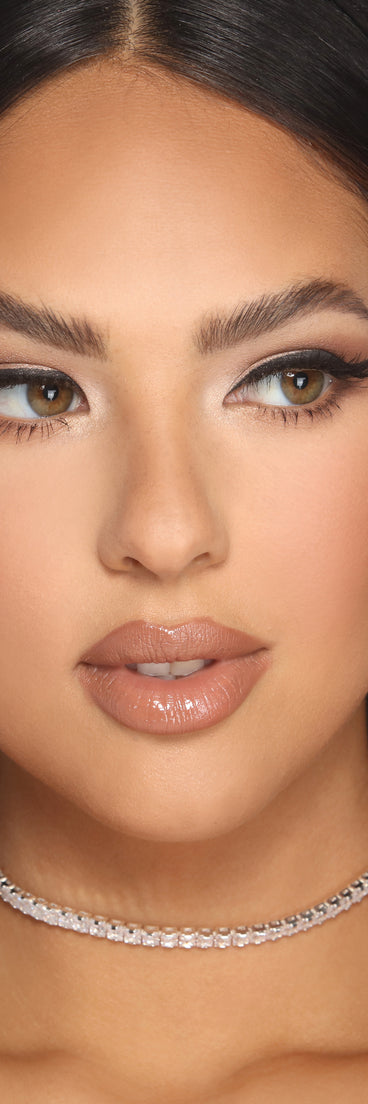 With Luxe Square Rhinestone Choker as your homecoming jewelry or accessories, your 2023 Homecoming dress look will be fire!