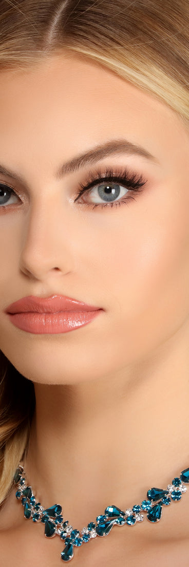 Glamorous Moment Rhinestone Collar and Earring Set is the perfect Homecoming look pick with on-trend details to make the 2023 HOCO dance your most memorable event yet!