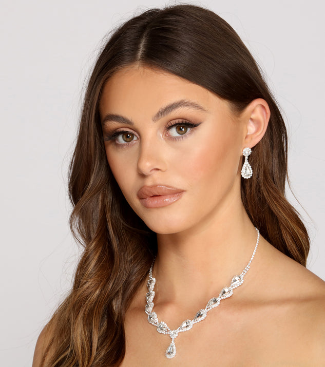 Moment For Glam Teardrop Lariat Necklace Set is a stunning choice for a bridesmaid dress or maid of honor dress, and to feel beautiful at Homecoming 2023, fall or winter weddings, formals, & military balls!