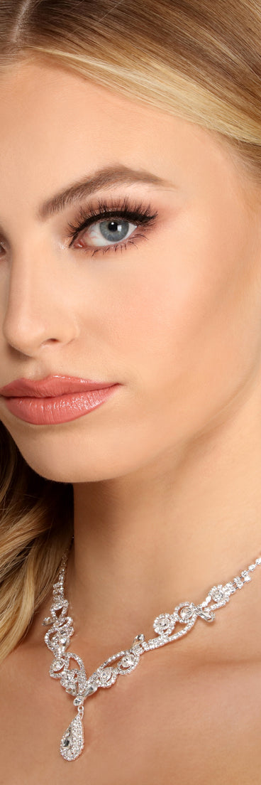 Radiant Rhinestone Collar Necklace And Earrings Set is the perfect Homecoming look pick with on-trend details to make the 2023 HOCO dance your most memorable event yet!