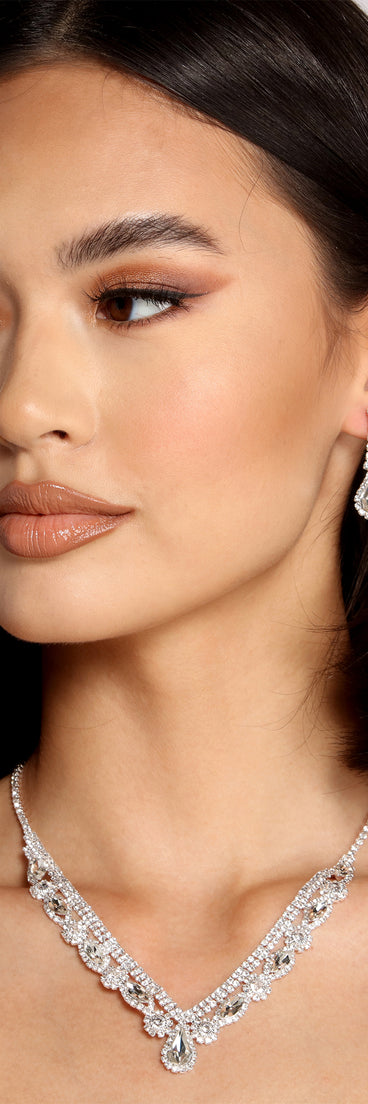 Reign In Rhinestone Teardrop Necklace and Duster Set is the perfect Homecoming look pick with on-trend details to make the 2023 HOCO dance your most memorable event yet!