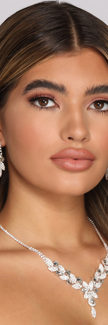 With Magical Night Teardrop Rhinestone Collar And Duster Set as your homecoming jewelry or accessories, your 2023 Homecoming dress look will be fire!