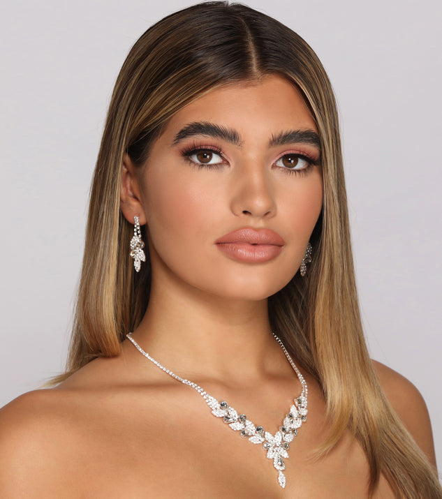 With Magical Night Teardrop Rhinestone Collar And Duster Set as your homecoming jewelry or accessories, your 2023 Homecoming dress look will be fire!