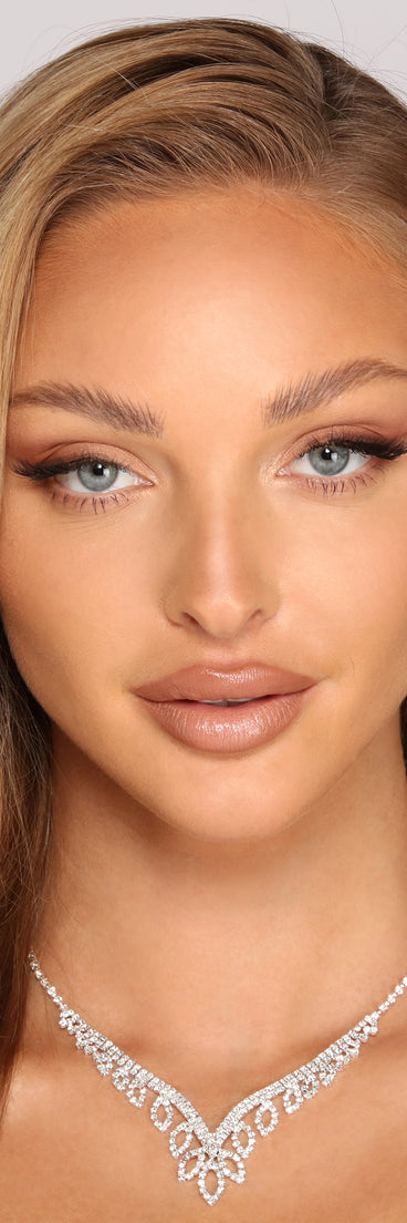 With Glamorous Beauty Necklace And Earrings Set as your homecoming jewelry or accessories, your 2023 Homecoming dress look will be fire!