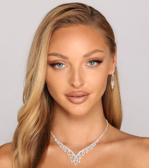 With Glamorous Beauty Necklace And Earrings Set as your homecoming jewelry or accessories, your 2023 Homecoming dress look will be fire!