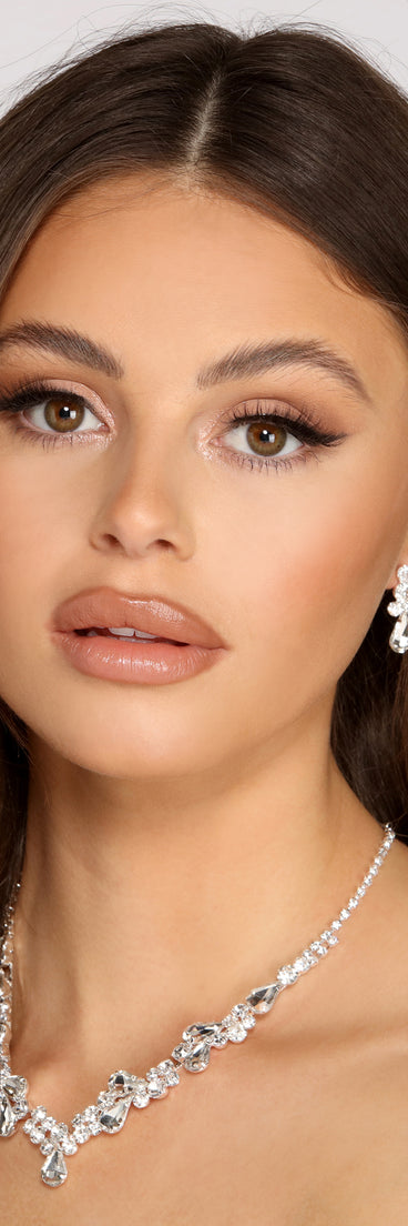 With Glamour Girl Rhinestone Necklace And Earrings Set as your homecoming jewelry or accessories, your 2023 Homecoming dress look will be fire!