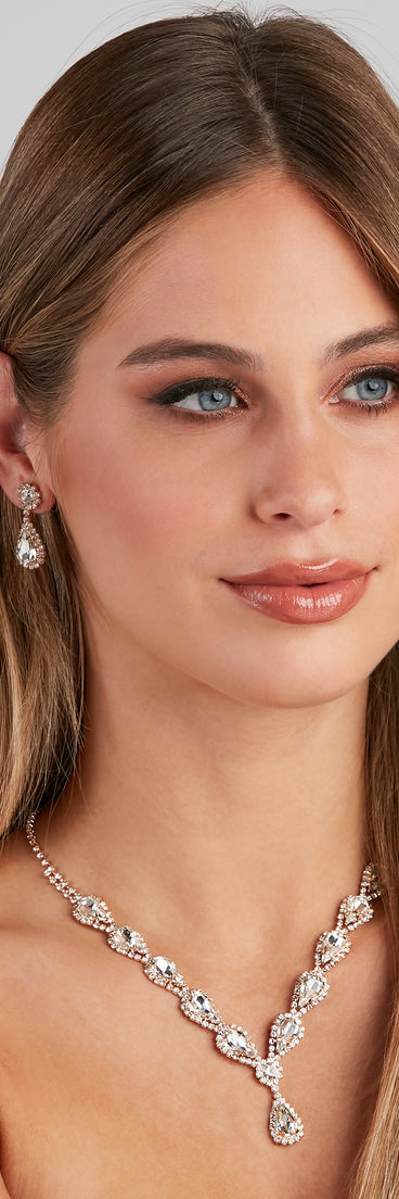 With Simply Stunning Rhinestone Lariat Jewelry Set as your homecoming jewelry or accessories, your 2023 Homecoming dress look will be fire!