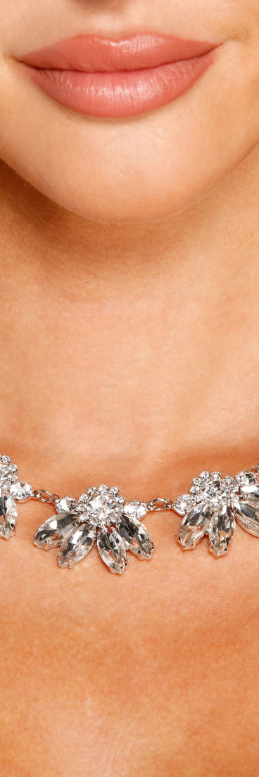 Let Luxe Bloom Flower Choker is the perfect Homecoming look pick with on-trend details to make the 2023 HOCO dance your most memorable event yet!