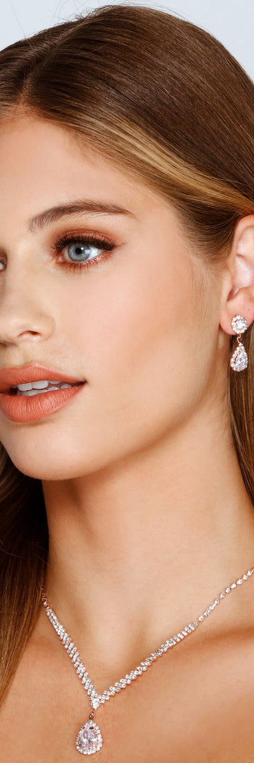 With Reign In Luxe Necklace And Duster Earrings Set as your homecoming jewelry or accessories, your 2023 Homecoming dress look will be fire!