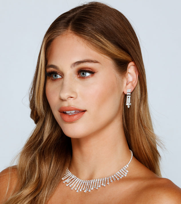 Go With The Glitz Collar And Earrings Set is the perfect Homecoming look pick with on-trend details to make the 2023 HOCO dance your most memorable event yet!