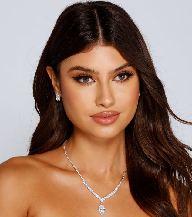 With Elegant Glamour Necklace And Earrings Set as your homecoming jewelry or accessories, your 2023 Homecoming dress look will be fire!