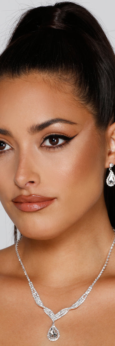 Encircled In Glamour Rhinestone Collar And Earrings Set is the perfect Homecoming look pick with on-trend details to make the 2023 HOCO dance your most memorable event yet!