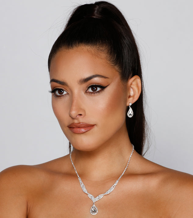 Encircled In Glamour Rhinestone Collar And Earrings Set is the perfect Homecoming look pick with on-trend details to make the 2023 HOCO dance your most memorable event yet!